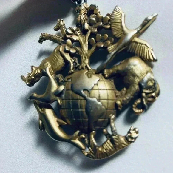 vintage ~ singed statement AJC~ pendant~Animal of the world~ gold plated ~ - Picture 4 of 5